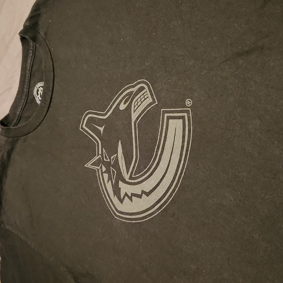 Mens NHL Canucks t-shirt, size M - Picture 2 of 7